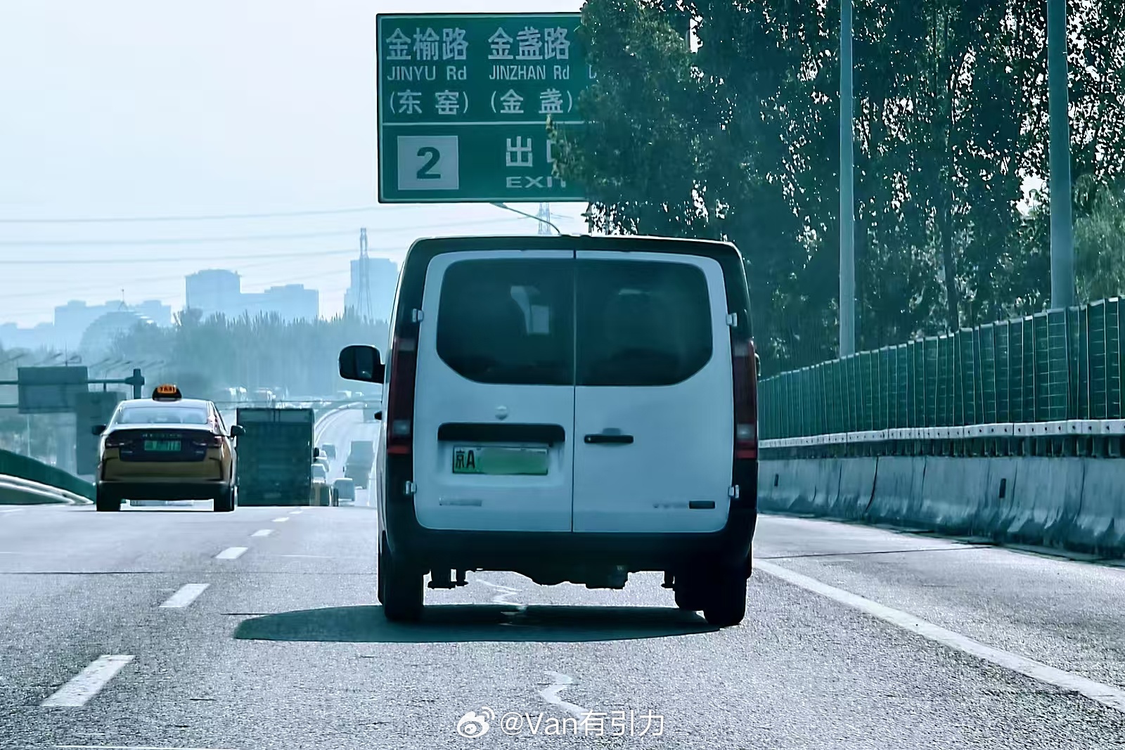 刚发现长安凯程v919 的车尾黑色外框处理，跟雷诺X82塔菲克有点像。没别的意思