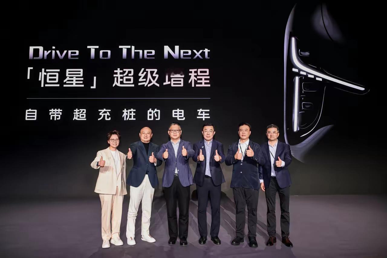 上汽旗舰智己LS9，以全尺寸大六座旗舰SUV的恣态，宜商宜家，彰显车主的身份与品