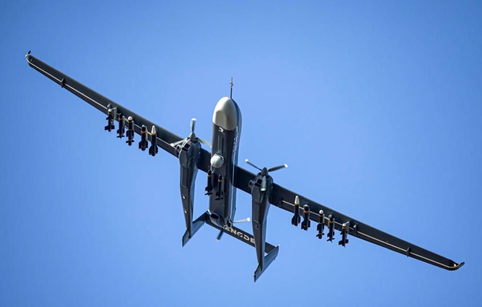中国空军出动大型武装无人机！
 
8月18日，咱们空军的TB-001大型武装无人