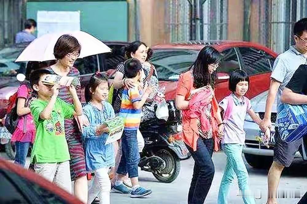 为什么现在连初中生都要接送？起初以为只是车多、路远、人贩子吓怕了。后来才明白，这