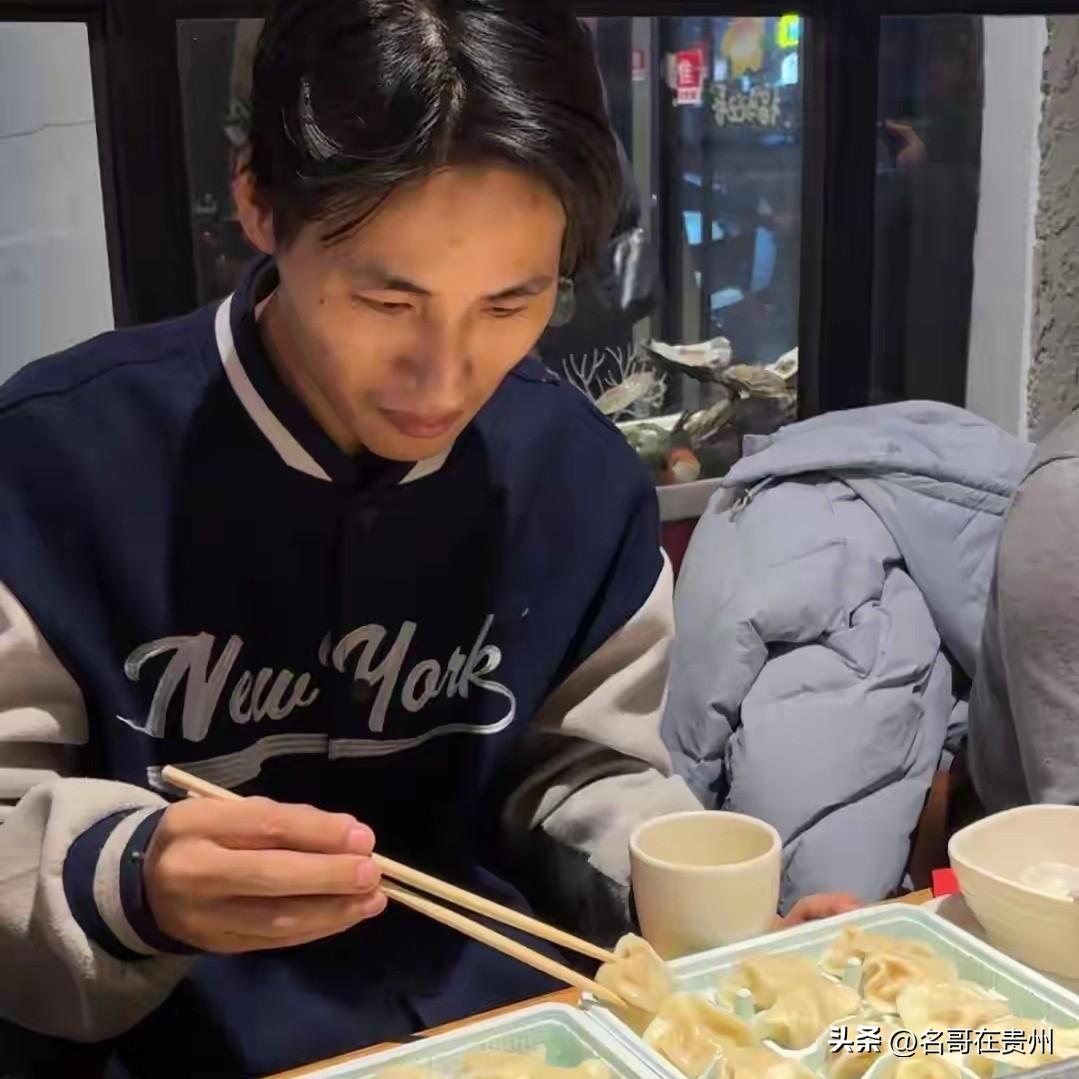 4岁走失被收养，25年后回国第一顿：他拿起筷子说“嘎嘎好吃”！

2001年，4