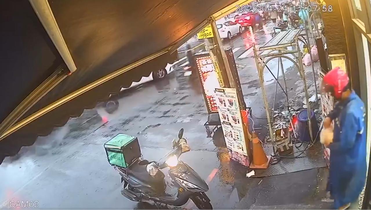 店面的监控显示台湾云林的一外送员取餐后偷吃，他拿到快餐后打开看了里面是什么东西，