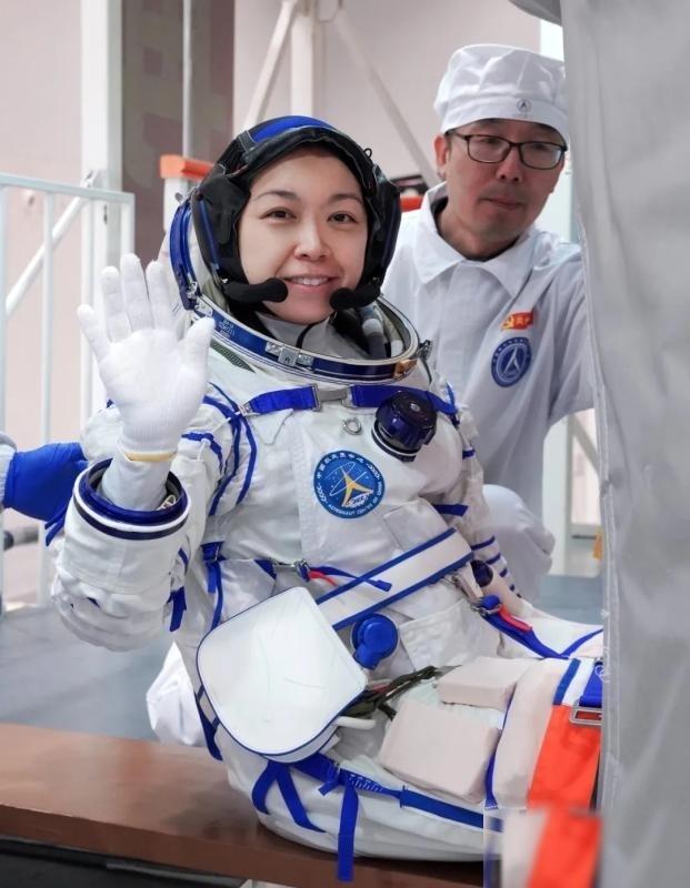 黎家盈的博导邹锦沛接受采访时说，当年他的很多学生都选择了出国，可这位学霸偏不走寻