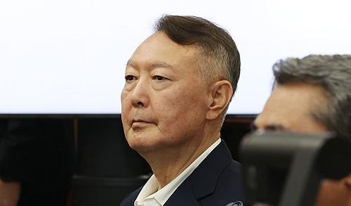 “7年变5年，木头替他挡了两年。
”
首尔看守所去年12月把铁门一关，镜头里