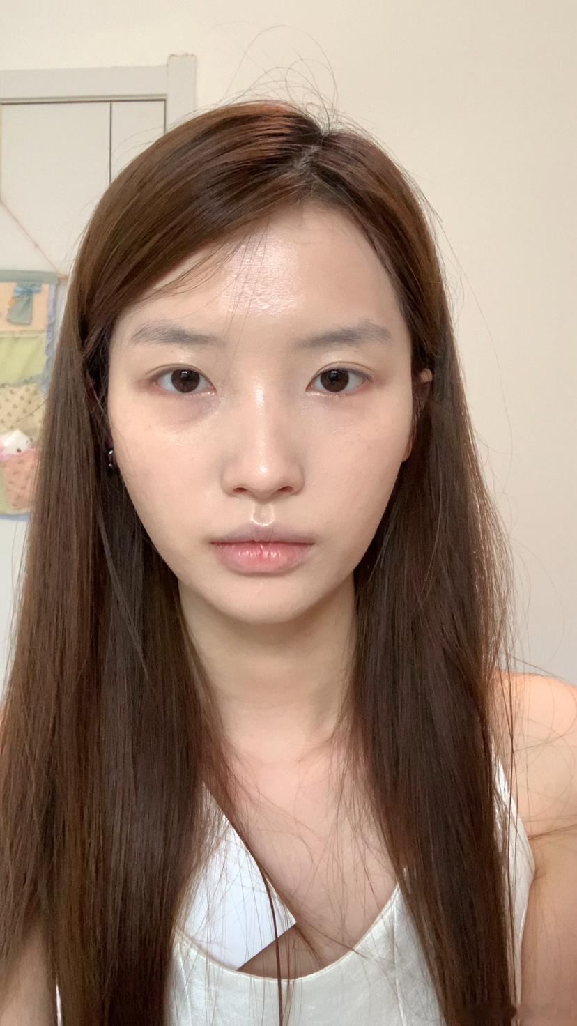 遮黑眼圈遮一半被笑到..上次翻到了一张小学六年级的证件照发现我小学六年级就有黑眼