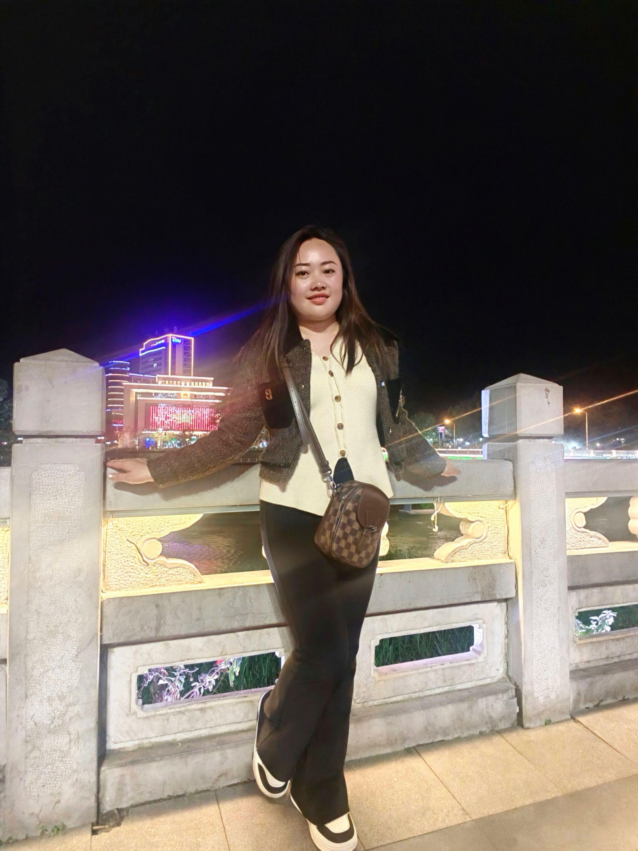 “劝你别喝酒的人，一定很爱你，陪你喝酒的人一定很懂你，如果是同一个人那...