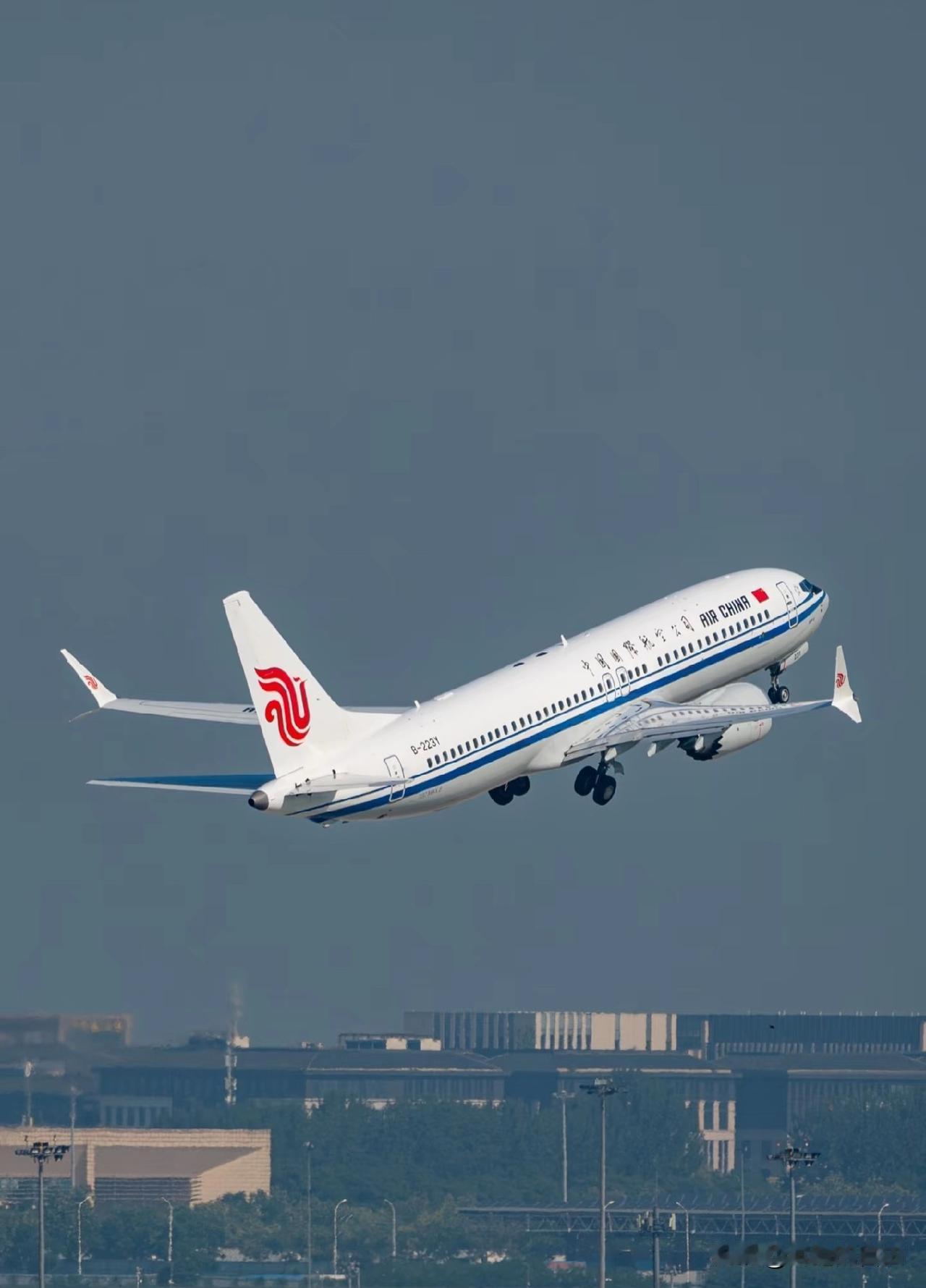 好消息！
2025年12月5日，国航、东航、南航三大航集体官宣：中日航线免费退改