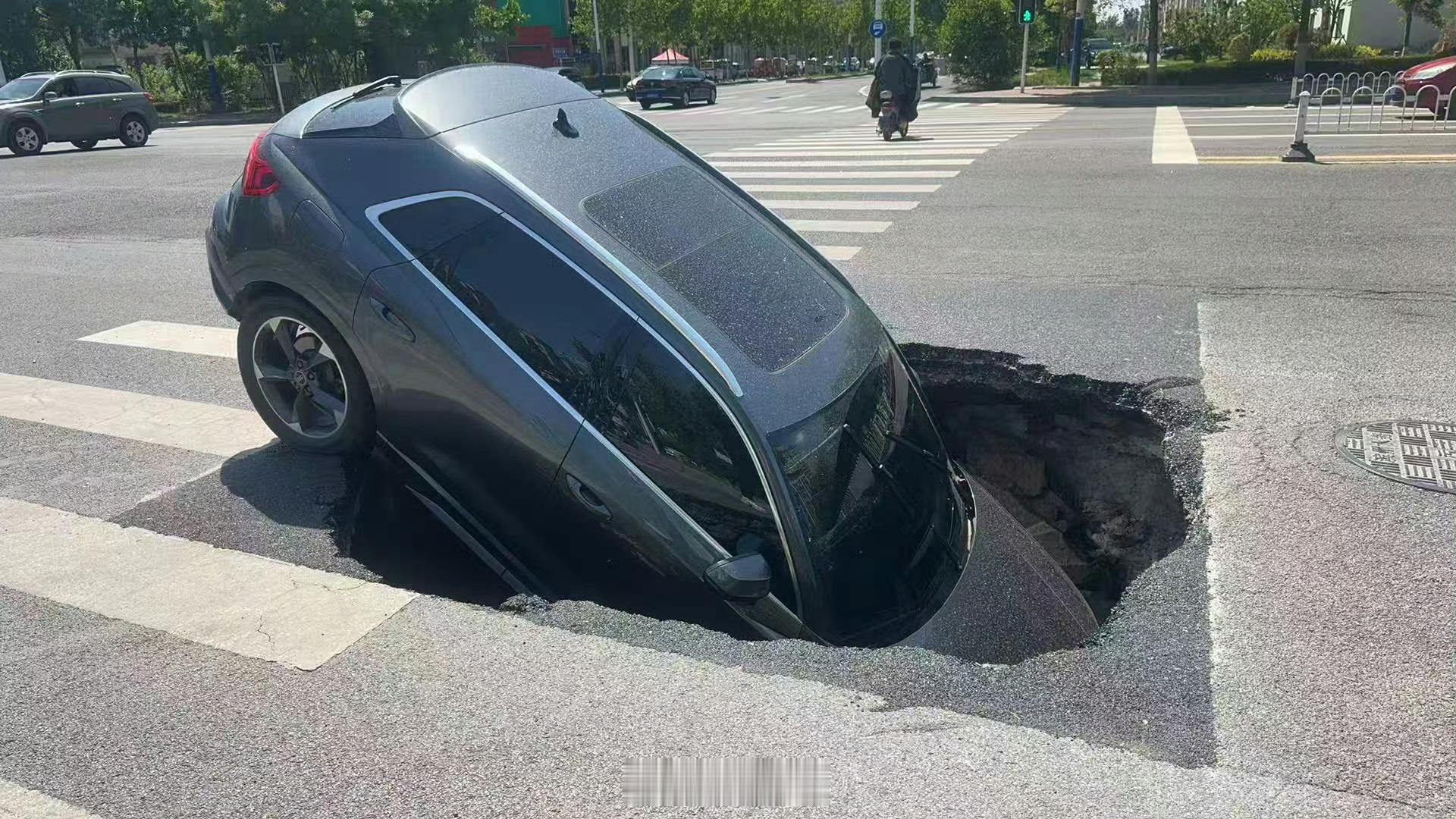 滨州一车辆栽进塌陷大坑【滨州一车辆栽进塌陷大坑 市民：事发前不久有供水施工迹象】