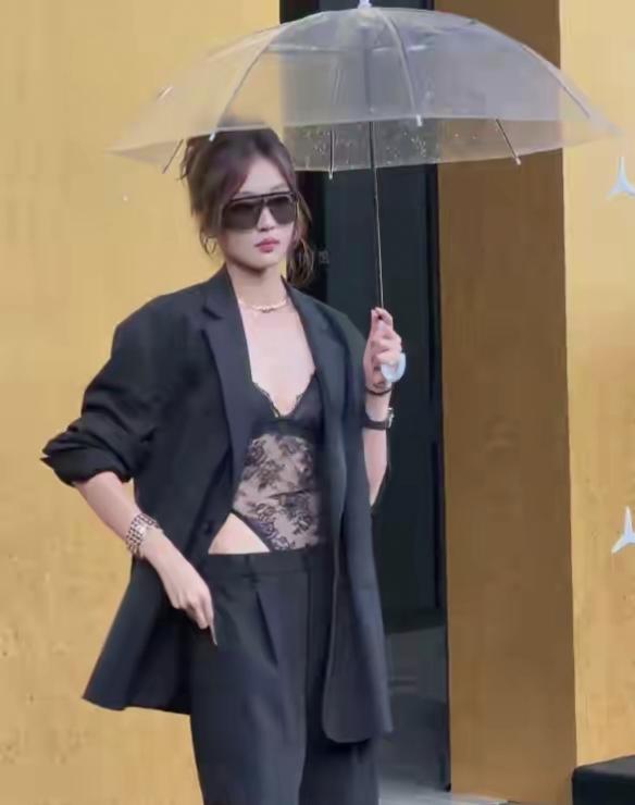 VOGUE红毯迪丽热巴最美，其次是刘亦菲，接下来关晓彤还算不错，不喜欢杨紫的服装
