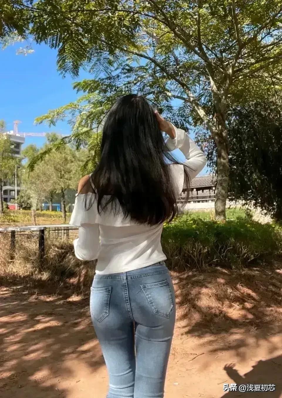 阳光洒落，微风拂面，漫步在绿意盎然的公园中。