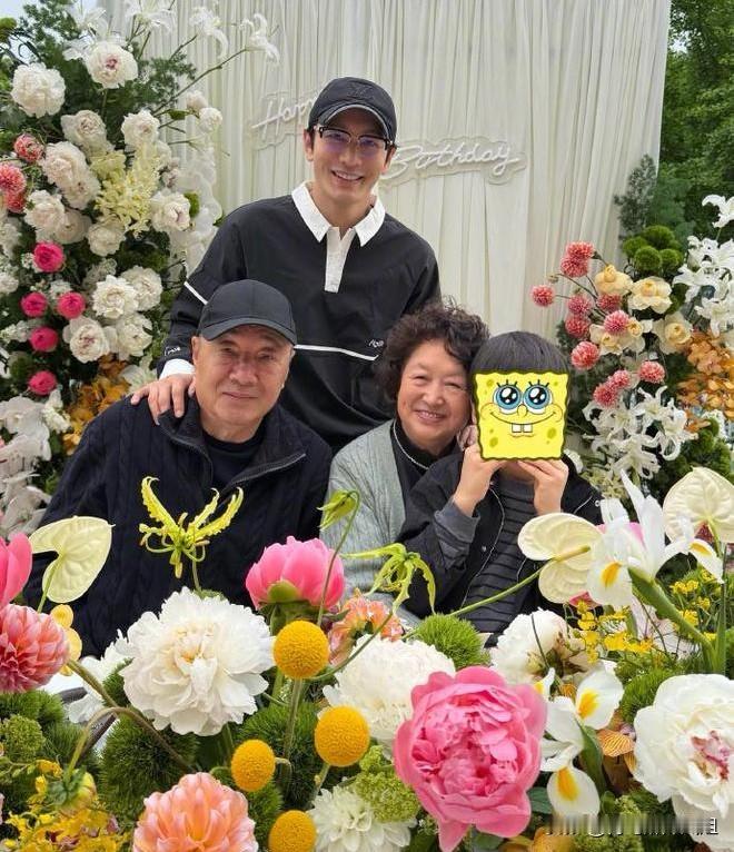 太暖心！黄晓明为母亲庆生，祖孙三代同框，满屏皆是烟火温情。
4月23日，黄晓明在