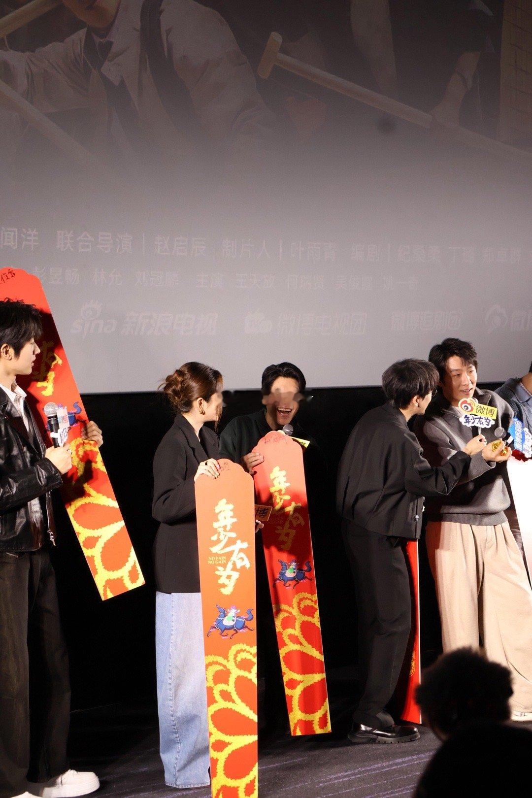 酷滕这段这么好笑就留到春晚看了 说是见面会，结果变成了大型连续失误现场。但偏偏这