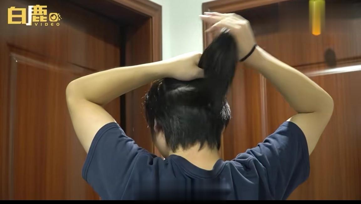 【#退役老兵蓄发3年捐助化疗患儿抗癌# ：希望我的头发能陪他度过困难时光】深圳，