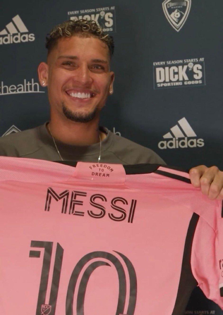 【梅西是所有人的榜样[心]】科罗拉多急流球员拉斐尔·纳瓦罗谈获得梅西球衣🎙️：