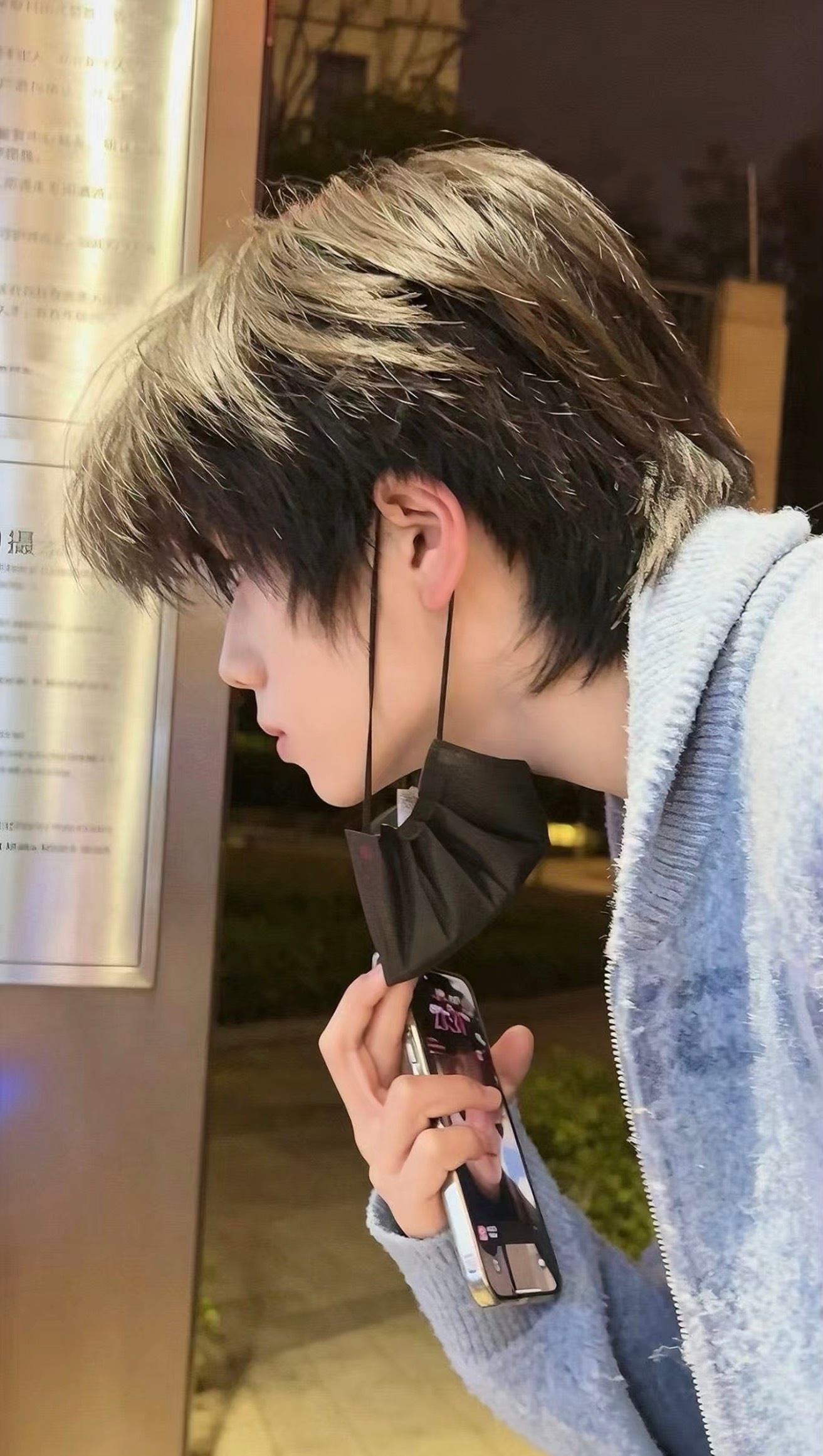王橹杰  ？这是什么情况啊 壁纸是他自己吗 