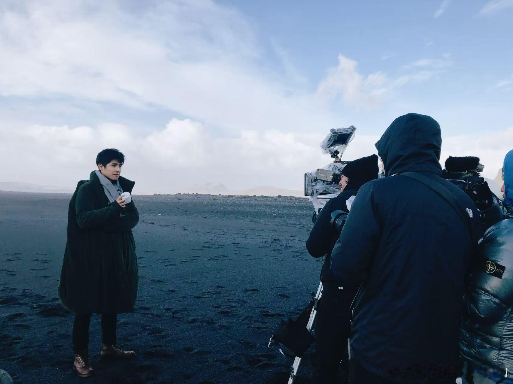 原来八年前刘昊然在冰岛的那组写真，最近才发了拍摄花絮 