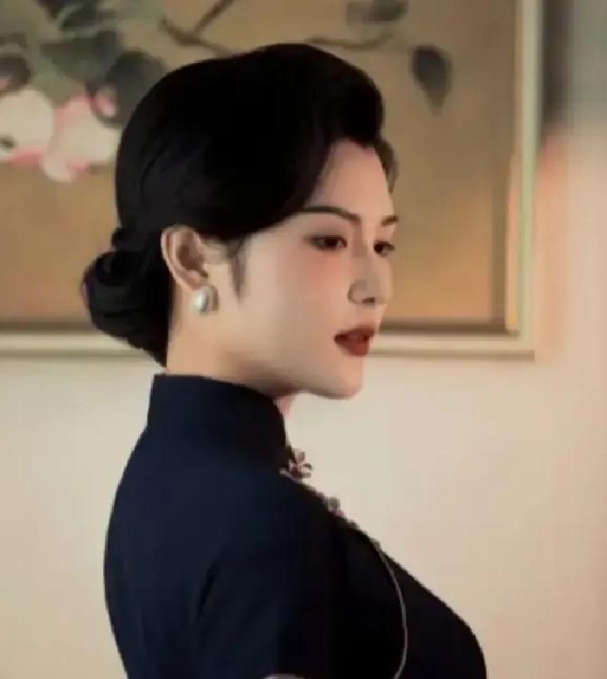 他对黄鹤云一见钟情，在得知对方早已嫁人后，竟直接甩出千块大洋直言：“钱给你丈夫，