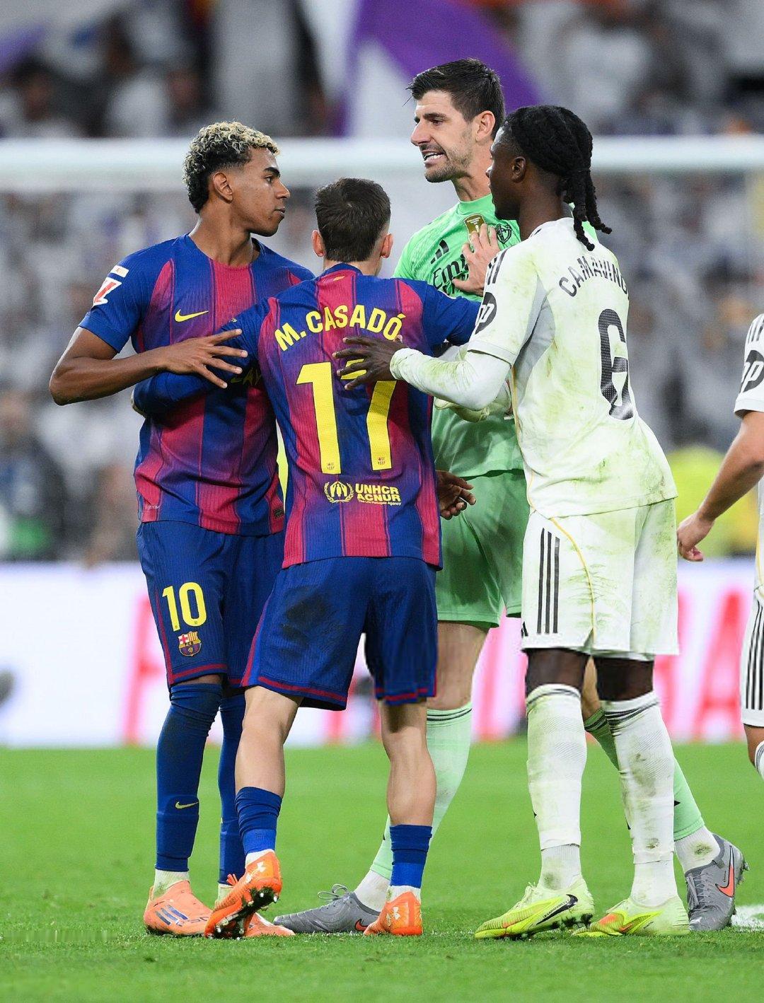 库尔图瓦：“和亚马尔的冲突？我当时看到他在和卡瓦哈尔说话，然后他俩就开始吵起来了