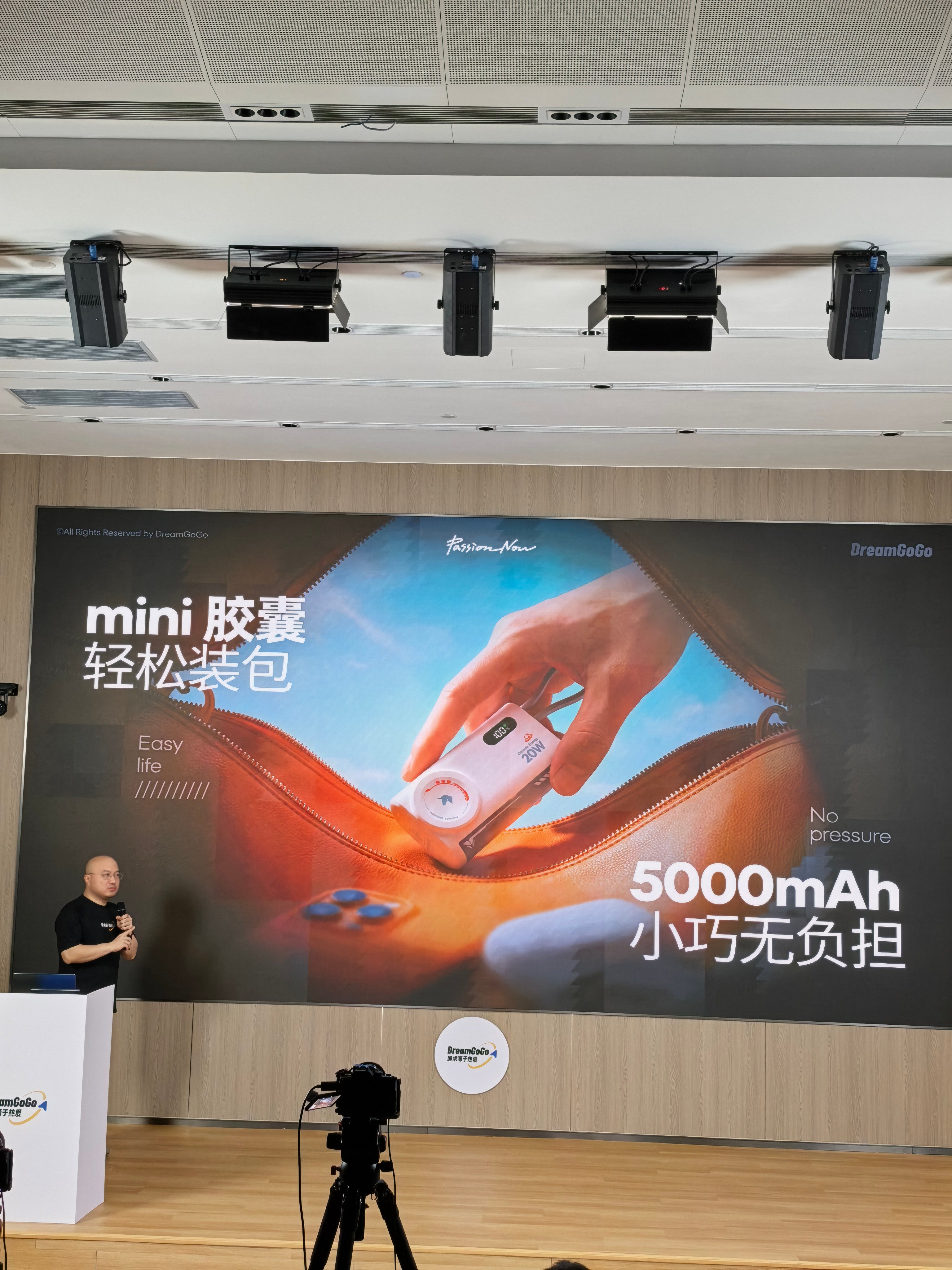 PANDAER 80W GaN超薄三口潮充、二合一固液混合电池移动电源、应急胶囊
