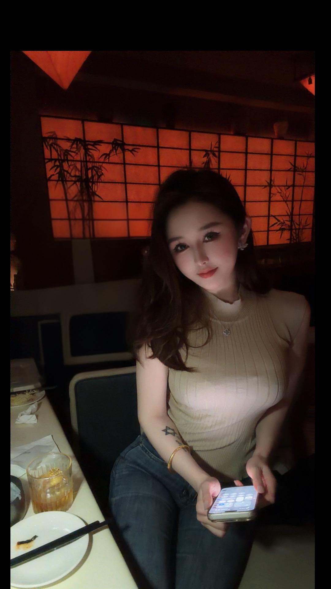 发照片不是为了博取关注 实际上是喜欢伴着音乐欣赏自己