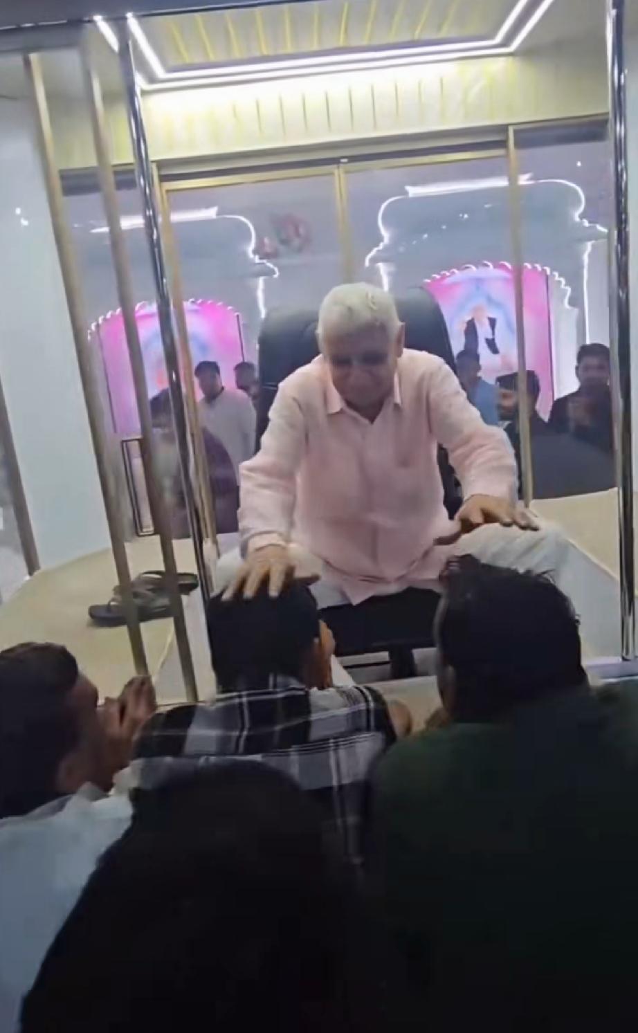 印度官员来到工厂视察工作！

很难想象，在21世纪还能看到18世纪的情景，面带微