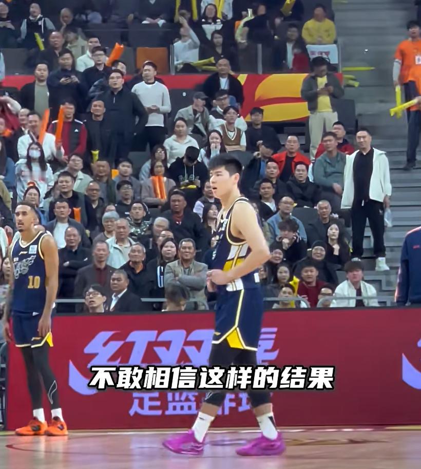 谁注意到！广东队输给浙江1分，有一个人久久不肯离场，眼中带泪，十分失落，奎因、胡