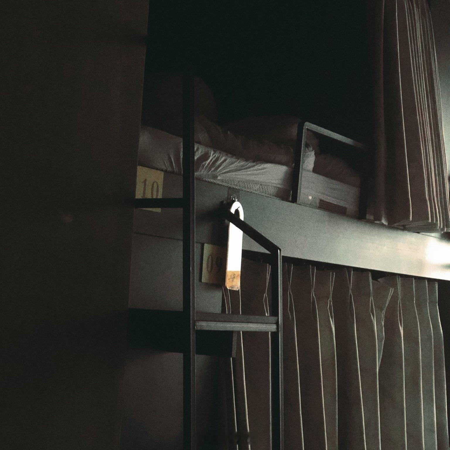 重庆一吾青旅宣布暂停线上订房，美团页面显示，最近一段时间内都是满房，不可预订。这