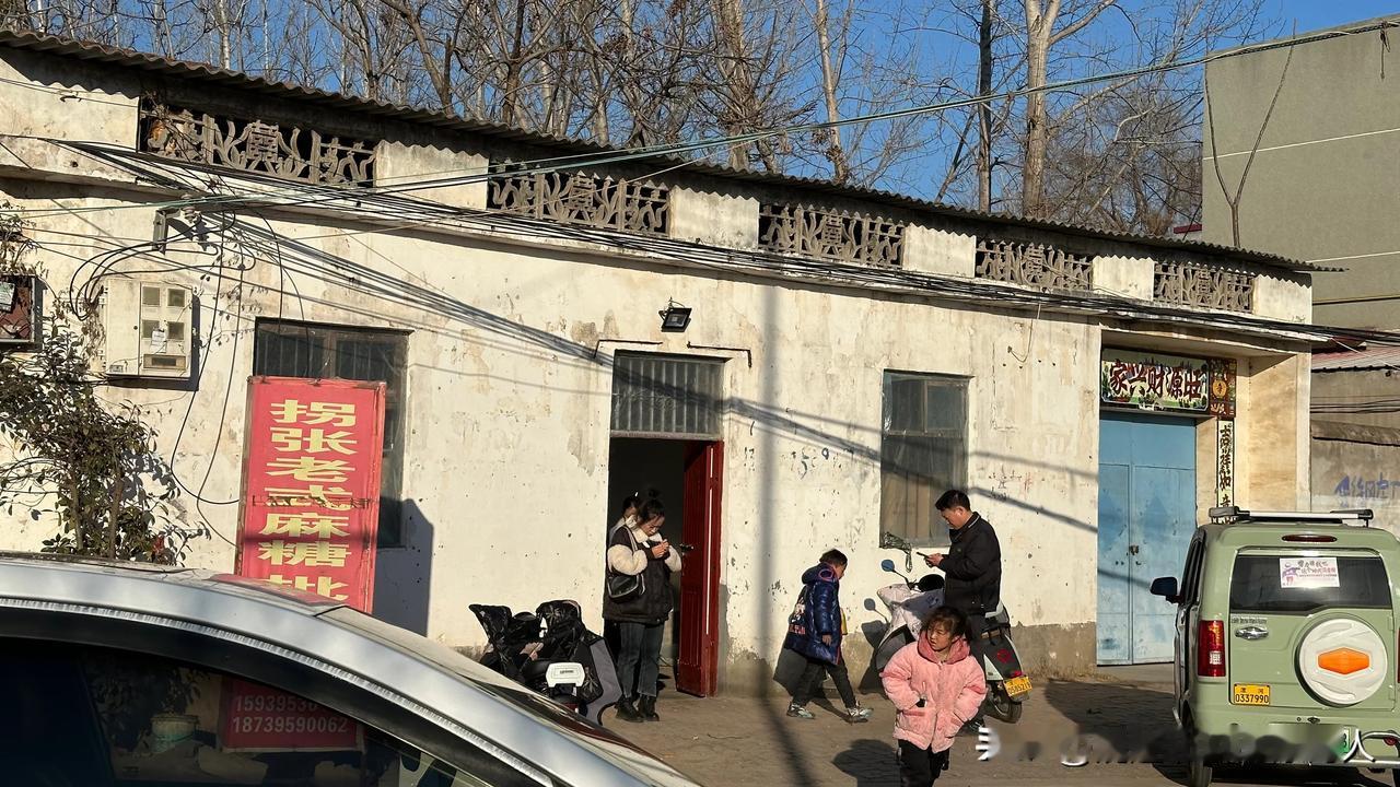 拐张村的一家老式麻糖批发店生意火爆，供不应求。尽管店主阿姨文化水平不高，依靠记忆