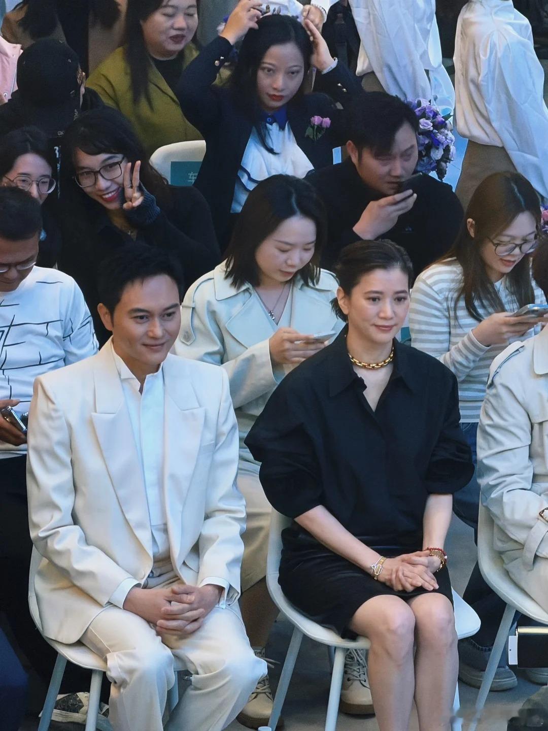 张智霖听到袁咏仪说不买了的表情 靓靓！果然人间清醒了~上次广汽埃安i60上市，还