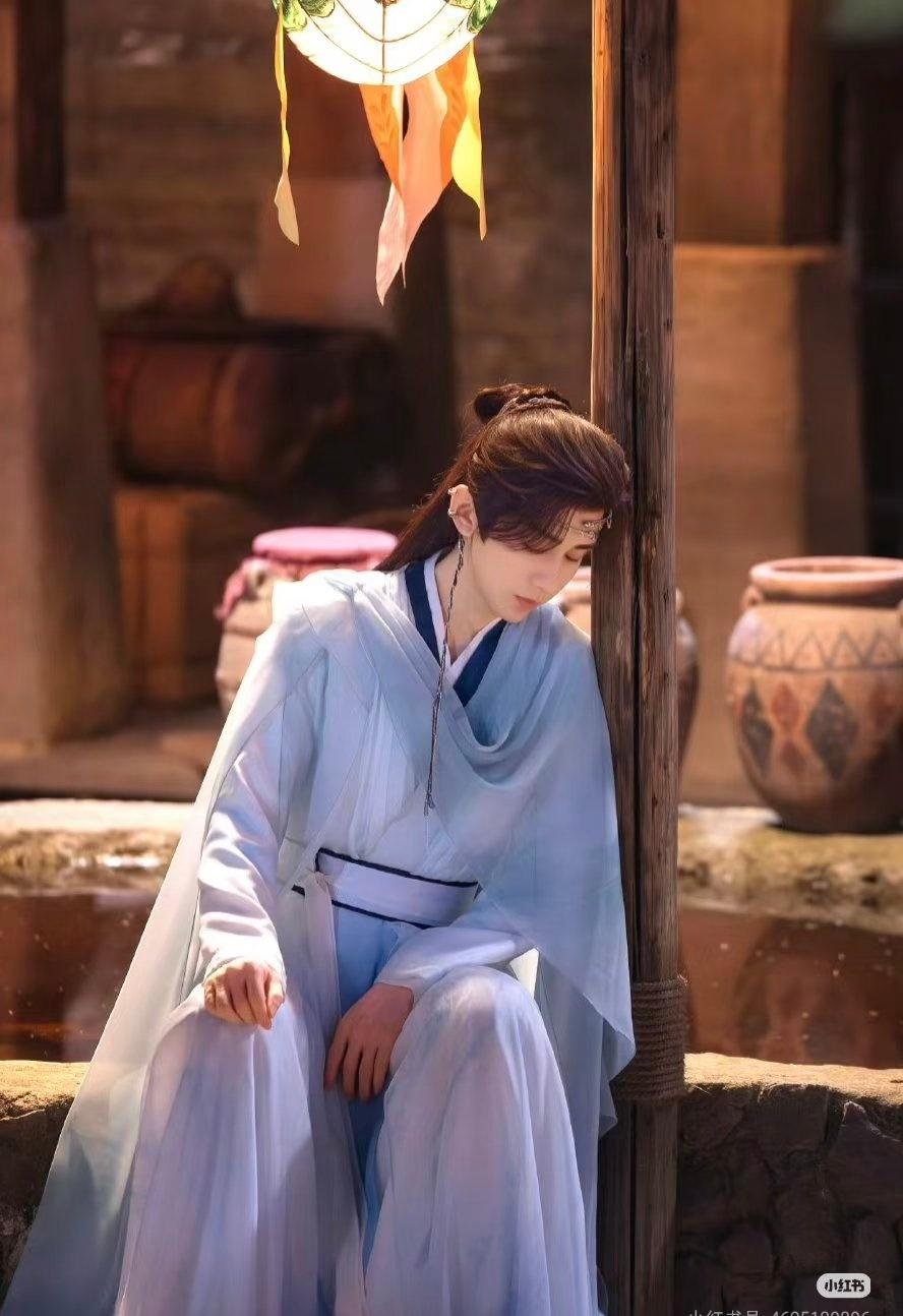 cy成毅两京十五日 
秋水滔滔山海袤，江湖浩淼，烟雨潇潇，沉舟逐梦卷心潮，掌上风