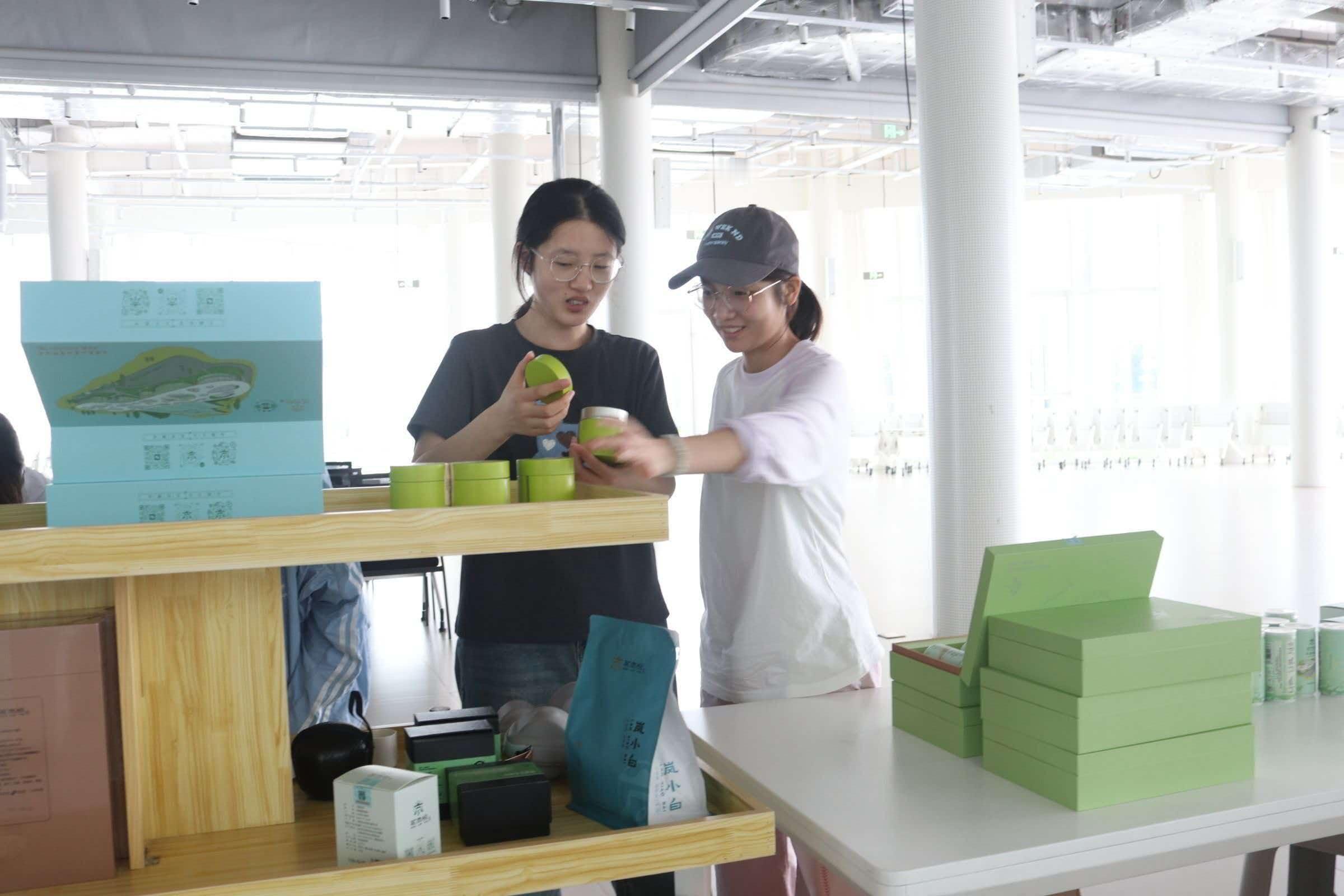 秦岭笑谈 深耕茶园产业调研，聚力赋能乡村振兴——声画守艺人实践队探访茶香凤鸣产业
