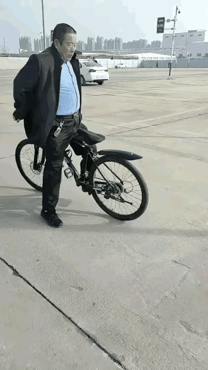 这年龄也敢表演

大叔没事干，今天出来表演，演个好玩的，让大家欣赏一下，马上开始