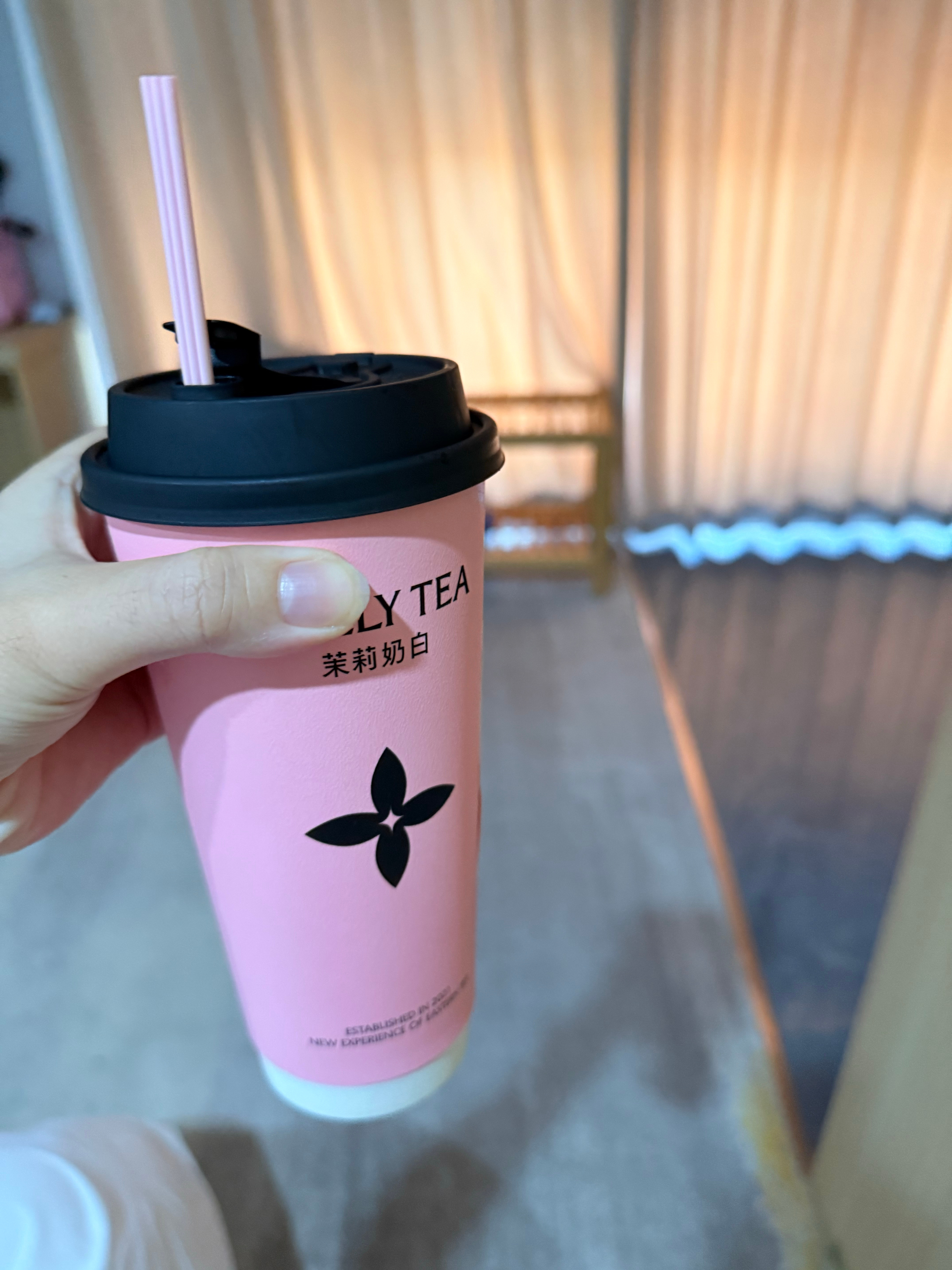 室友请的奶茶然后我们说以后每天都要健身哼哼 ​​​