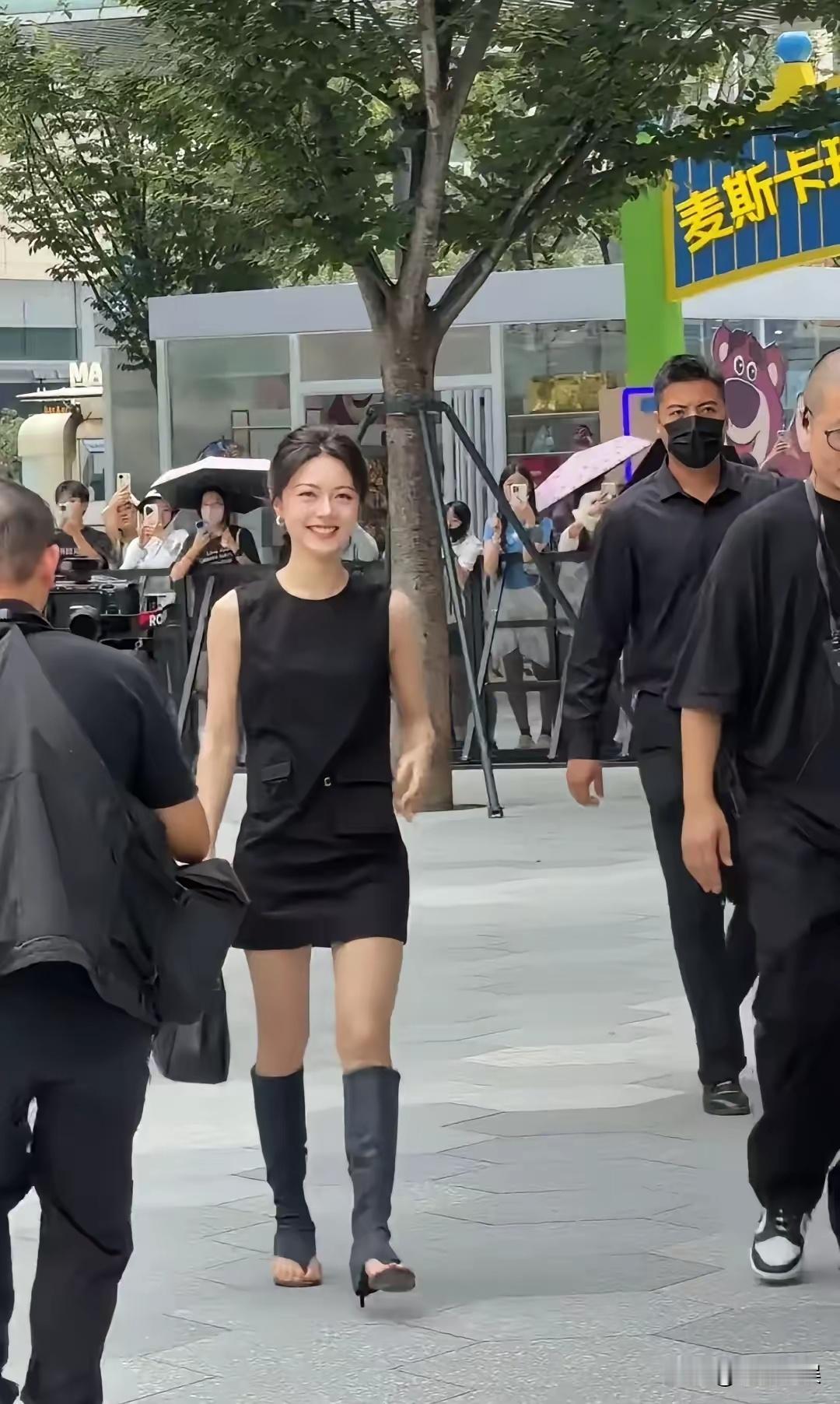 原来赵今麦也是属于不上镜的美女啊，她生图比电视上漂亮多了。她现身成都出席活动，穿