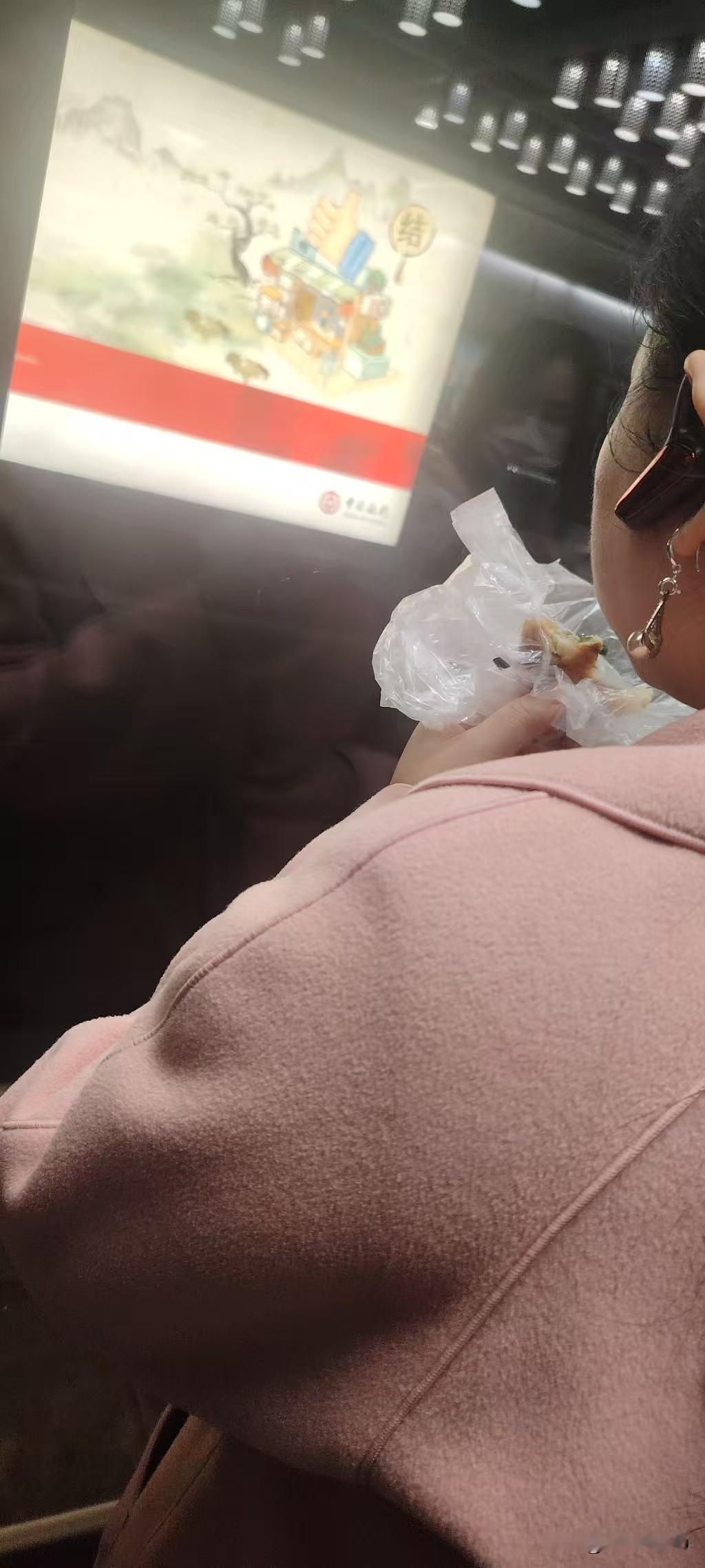 在拥挤的三号线能够和韭菜盒子同行，真的“好幸福”[流泪]。话说韭菜盒子都吃了，饭