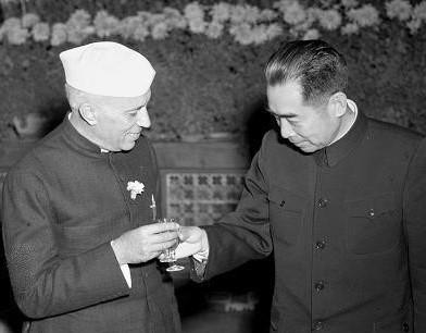 周恩来总理在人民大会堂接见《泰晤士报》记者访华团，他对英国记者们说：“今天的报纸