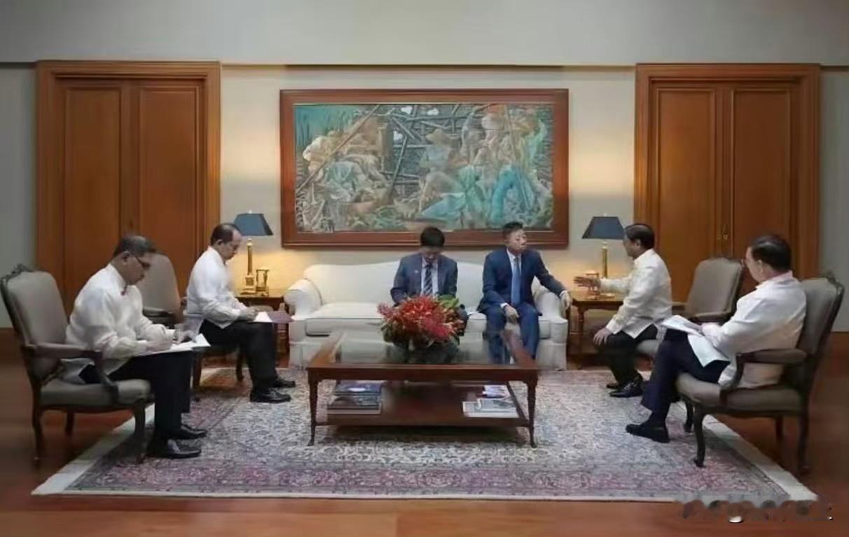 仁爱礁冲突后，小马科斯召见了中国驻菲律宾大使，嘴上喊打喊杀，身体还是害怕的，自己