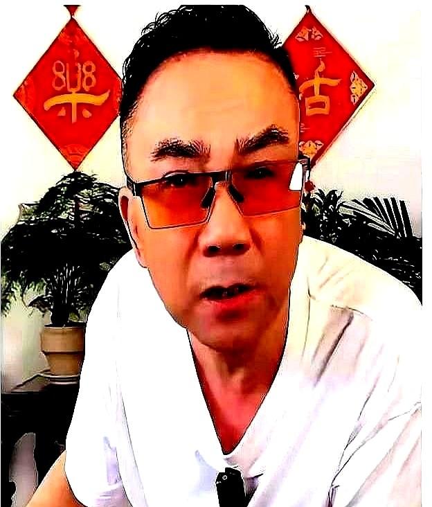杨议在天津德云社西北角剧场的一场专场上突然抛出一句。
他没点名，但一句“飞机”就