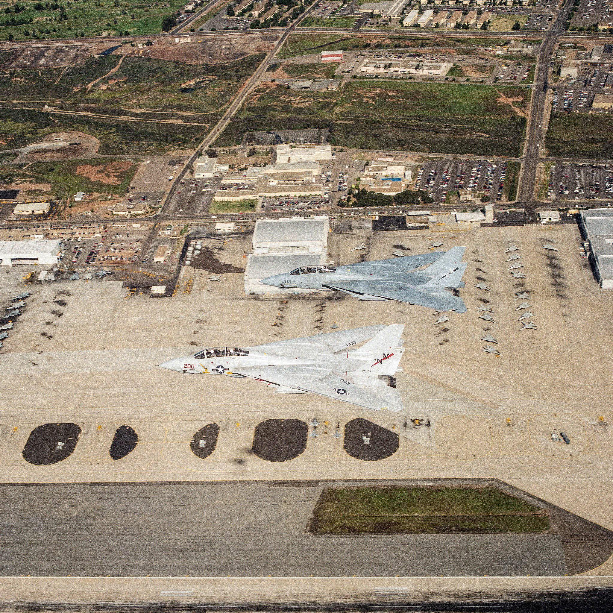 猫宁。米拉玛航空站上空VF-194 "Red Lightnings"中队旗下F-