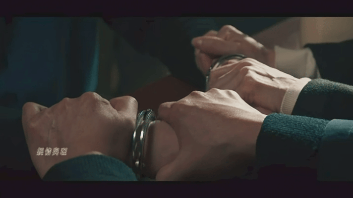 方圆八百米后劲谁懂啊！陈辉上警车那个回眸，配上除夕烟花炸开，真的哭到缺氧……这哪