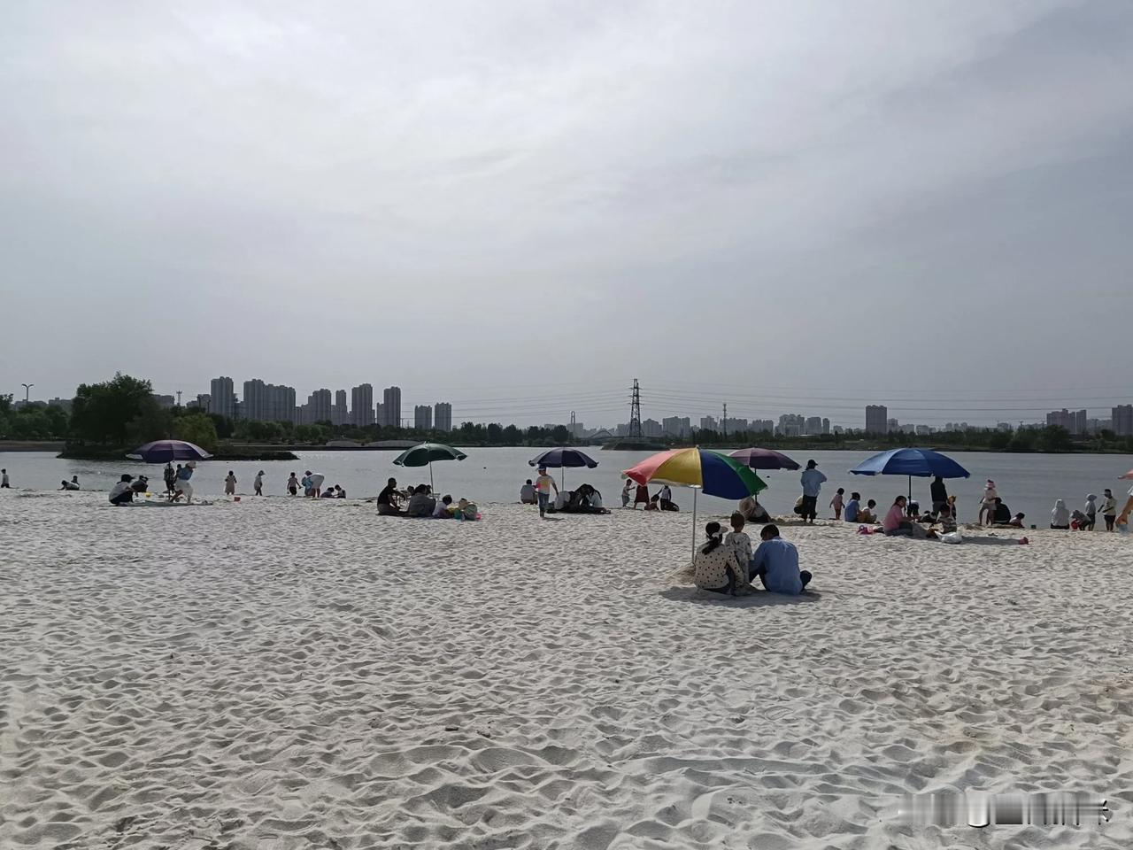 今天天气不错，比昨天凉快点，下午去咸阳转一圈。坐车到西咸大厦，然后步行去沣河金沙