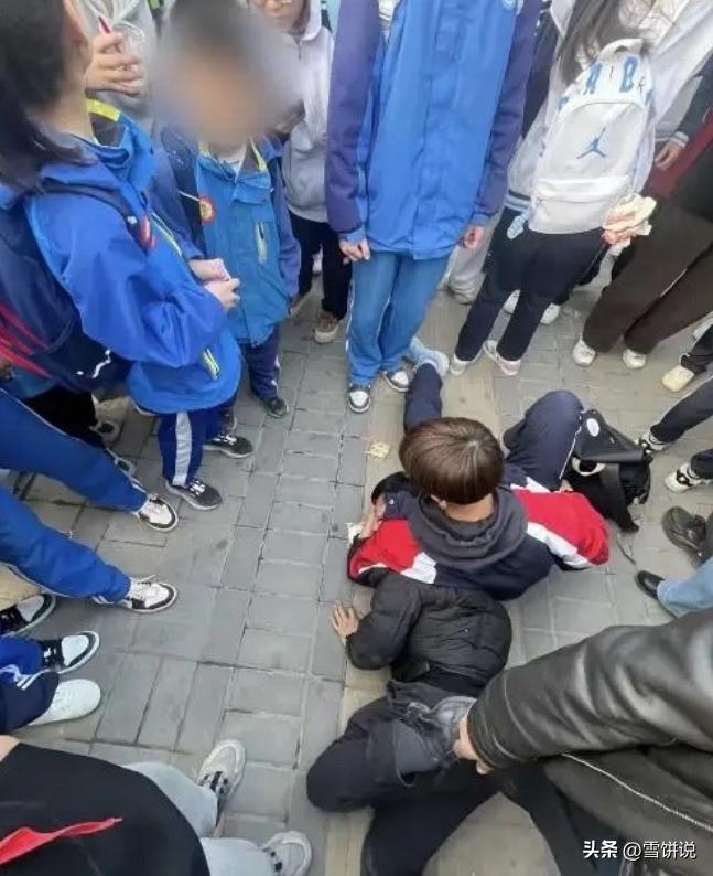 这名高中男生火了！陕西延安，一40岁男子醉酒后乘坐公交车，在车上摸了一初中女生的