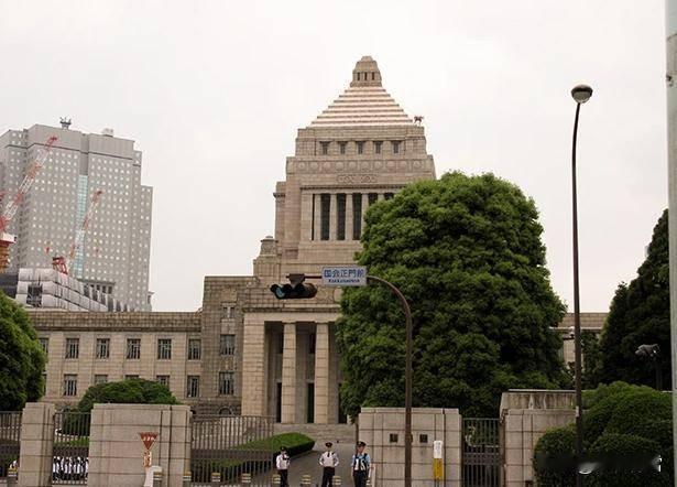 离谱，日本政府宣布将出入境签证手续费提高至原来的5倍！
6月19日，日本政府宣布