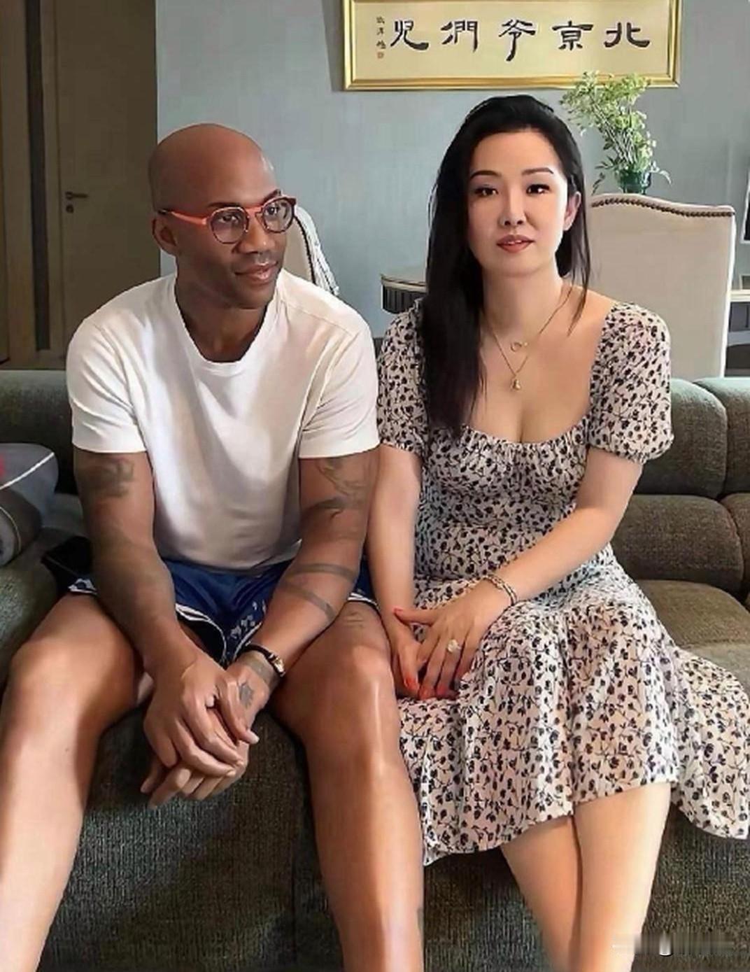 前北京首钢男篮外援马布里官宣再婚
新娘是41岁武汉歌手汪妤凌，汪妤凌曾是省游泳队