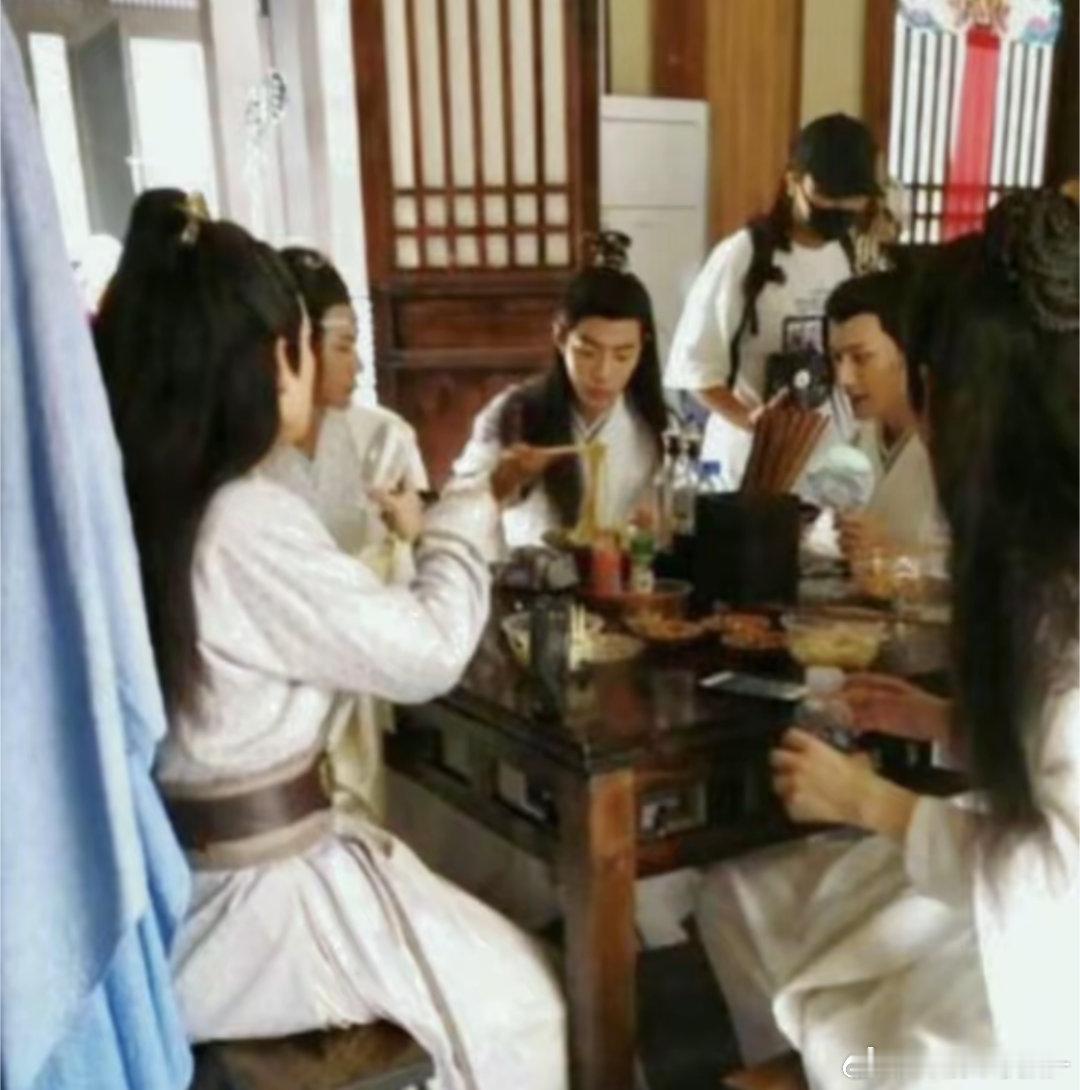 王一博盯着肖战吃饭 笑国头等大事 肖战好好吃饭[干饭人][干饭人] ​​​
