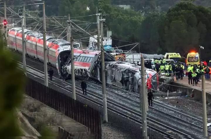 高铁重大事故太惨烈了！两辆高铁相撞脱轨，造成21人死亡，其中30多人重伤，当地时