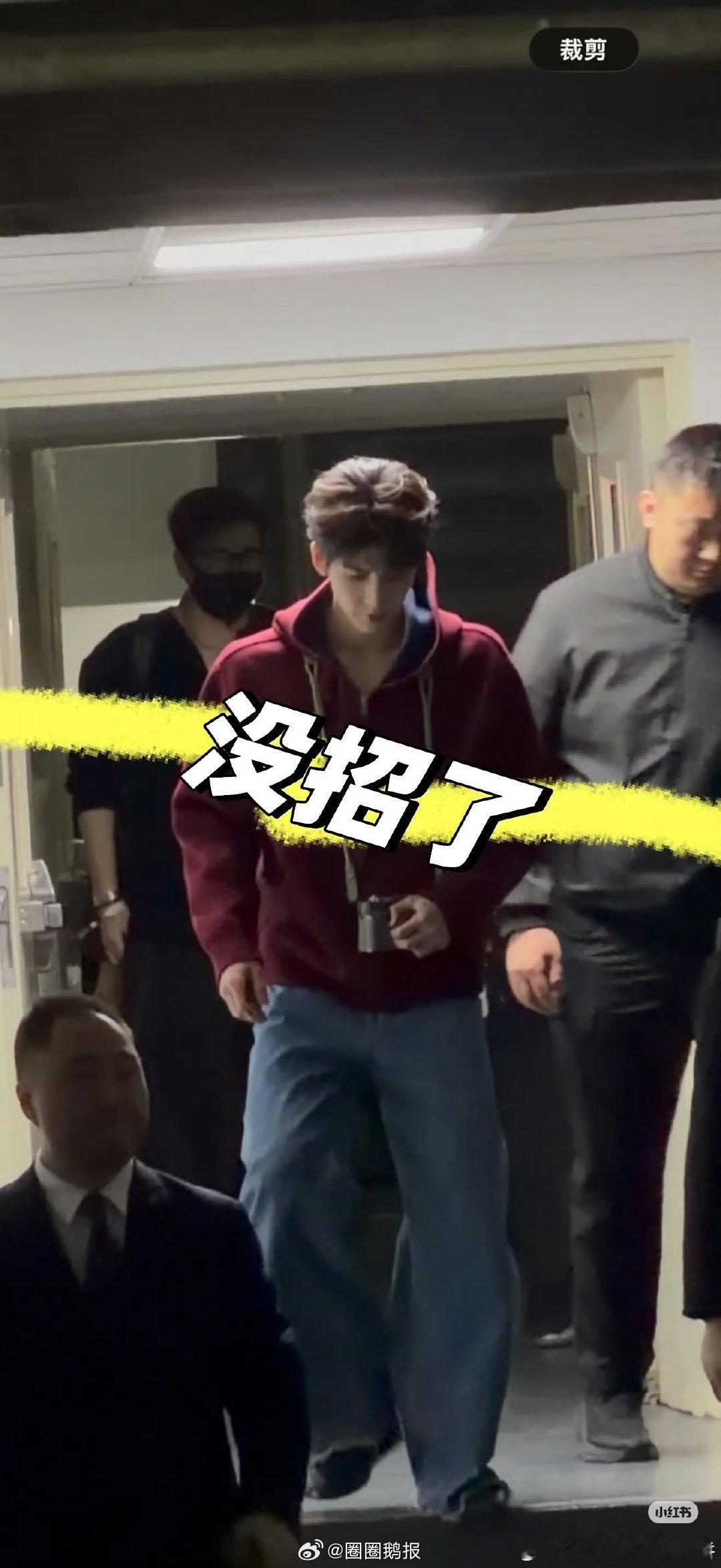 张凌赫已经下班了张凌赫哽咽张凌赫在庆功宴上的发言，都哽咽了 