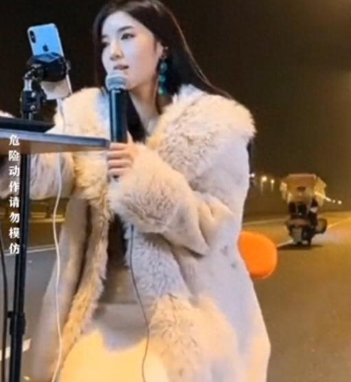 四川，女子深夜在马路上直播，不想一辆轿车突然窜出，撞向女子，并且肇事逃逸，让许多
