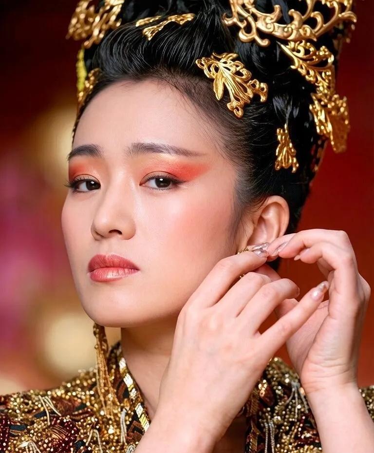 原来“巩皇”的称号，早在90年代就已经封神。1987年，一个中戏大二的山东姑娘，