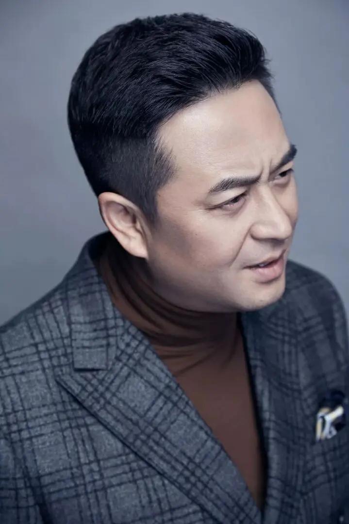 演员张嘉译说，主角这部戏，有些镜头也是临时发挥的，比如胡三元托孤一场戏，本来剧本